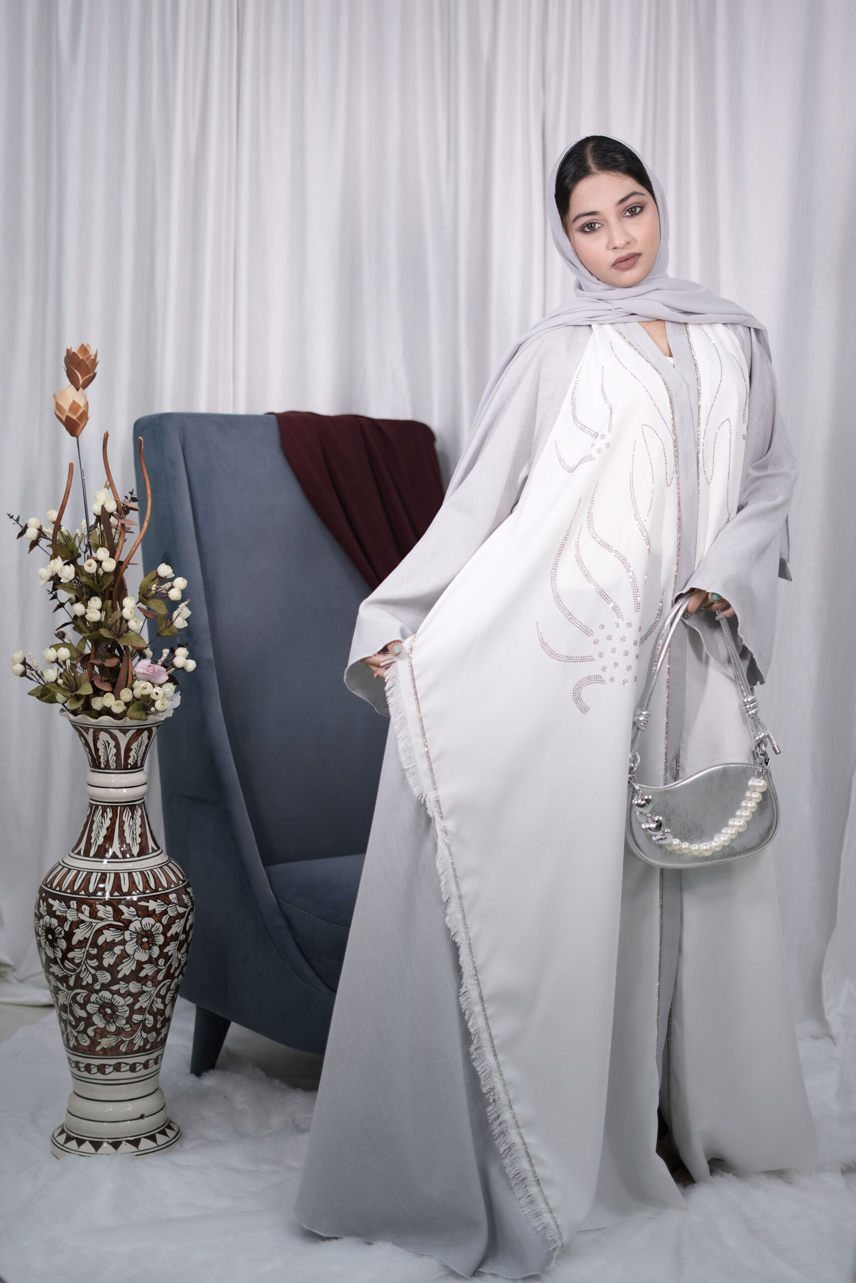 Two-Tone Embellished Linen Abaya - Image 3