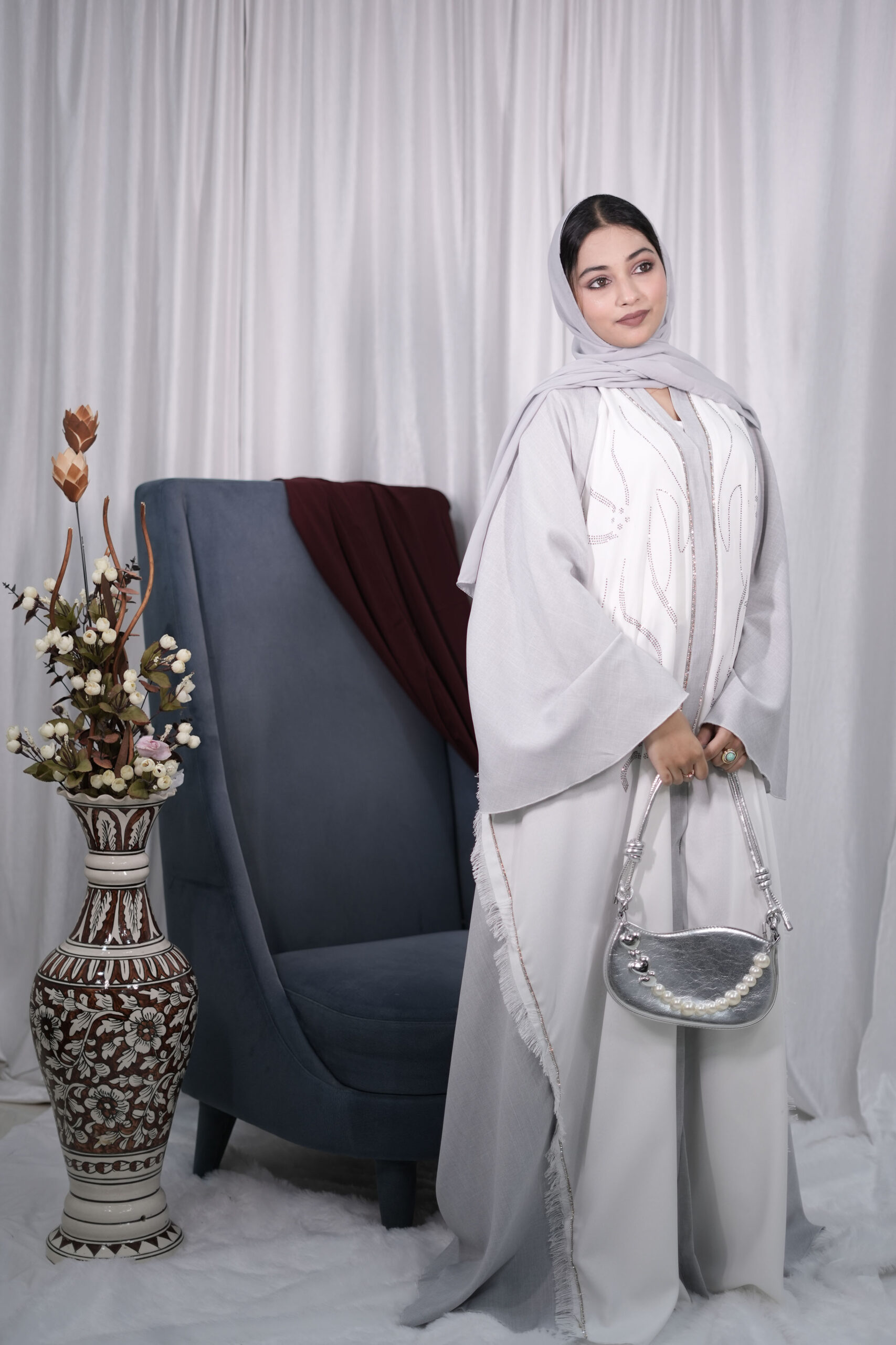 Two-Tone Embellished Linen Abaya - Image 4